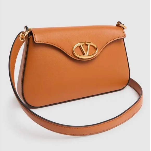 🖤SOLD🖤 VALENTINO GARAVANI Vlogo Bold Leather Shoulder Bag - Almond Beige NWT - Picture 2 of 16